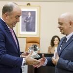 El presidente de la Diputación de Segovia, Miguel Ángel de Vicente, entrega la XIX edición del Premio de Poesía Gil de Biedma, al poeta salmantino Juan Antonio González Iglesias