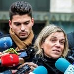 Raúl Calvo (i), uno de los acusados de agresión sexual a una menor, junto con su abogada Olga Navarro, realizan declaraciones a los medios, este miércoles a su salida de la Audiencia Provincial de Burgos tras la conclusión de la vista, en la que las acusaciones pública, popular y particular del denominado Caso Arandina han adelantado que en sus escritos de conclusiones, que formalizarán mañana, ratificarán las imputaciones de agresiones sexuales y colaboración contra los tres exfutbolistas de la Arandina Fútbol Club. EFE/ Santi Otero