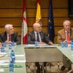 El consejero de Agricultura, Ganadería y Desarrollo Rural, Jesús Julio Carnero, durante una de las reuniones que mantuvo con Agroseguro, Enesa y las organizaciones profesionales agrarias al crearse el Grupo de Trabajo