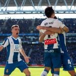 GRAF6017. CORNELLÀ DE LLOBREGAT, 24/11/2019.- El delantero chino del Espanyol Wu Lei (d), celebra su gol ante el Getafe durante el partido de la jornada 14 de LaLiga Santander de fútbol que les enfrenta en el estadio de Cornellá.- EFE/ Enric Fontcuberta.