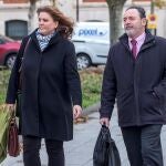 Los abogados de la menor presuntamente agredida sexualmente por tres exjugadores de la Arandina antes de entrar en la Audiencia Provincial de Burgos. La quinta sesión de la vista oral contra los exjugadores de la Arandina acusados de agresión sexual a una niña de 15 años se centra en la declaración de la psicopedagoga que atendió a la víctima en los primeros días. EFE/Santi Otero