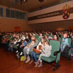 Público infantil en el interior del Auditorio Municipal de Tomares