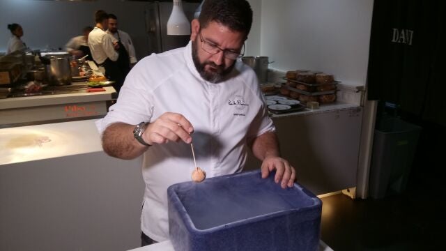 El chef Dani García prepara uno de sus platos más icónicos, el 'tomate nitro', en una imagen tomada en 2019
