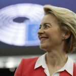 La presidenta de la Comisión Europea Ursula von der Leyen sonríe a su llegada al Parlamento Europeo. AP Photo/Jean-Francois Badias