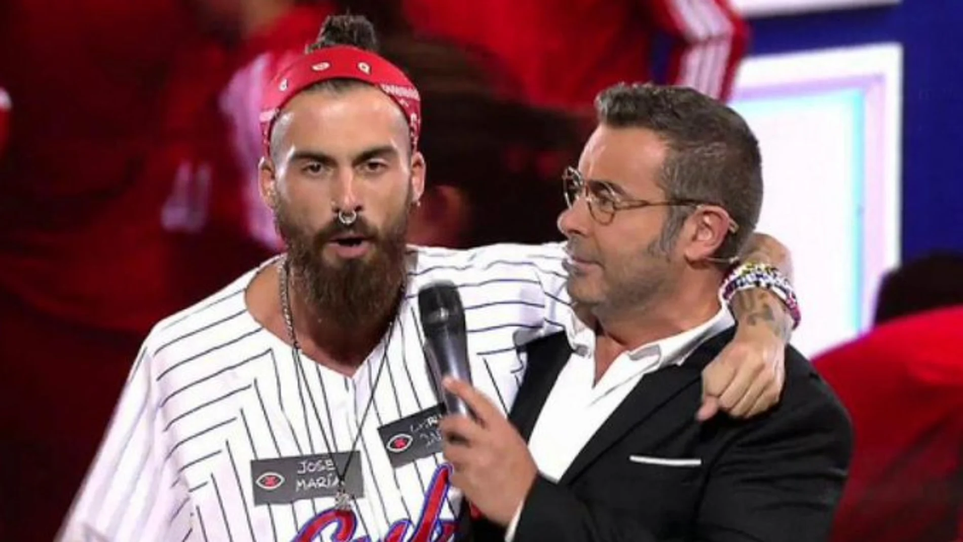 Jorge Javier, junto al concursante acusado de haber violado a la concursante