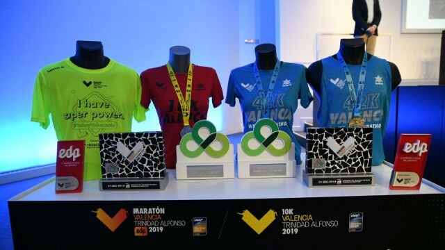 Camisetas y medallas oficiales de la competición de este año Camisetas y medallas oficiales de la competición de este año