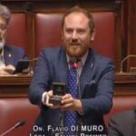 Flavió di Muro, el diputado de la Liga ofreciendo el anillo a su novia, que estaba en la tribuna