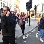 Viandantes este viernes en los alrededores del Puente de Londres