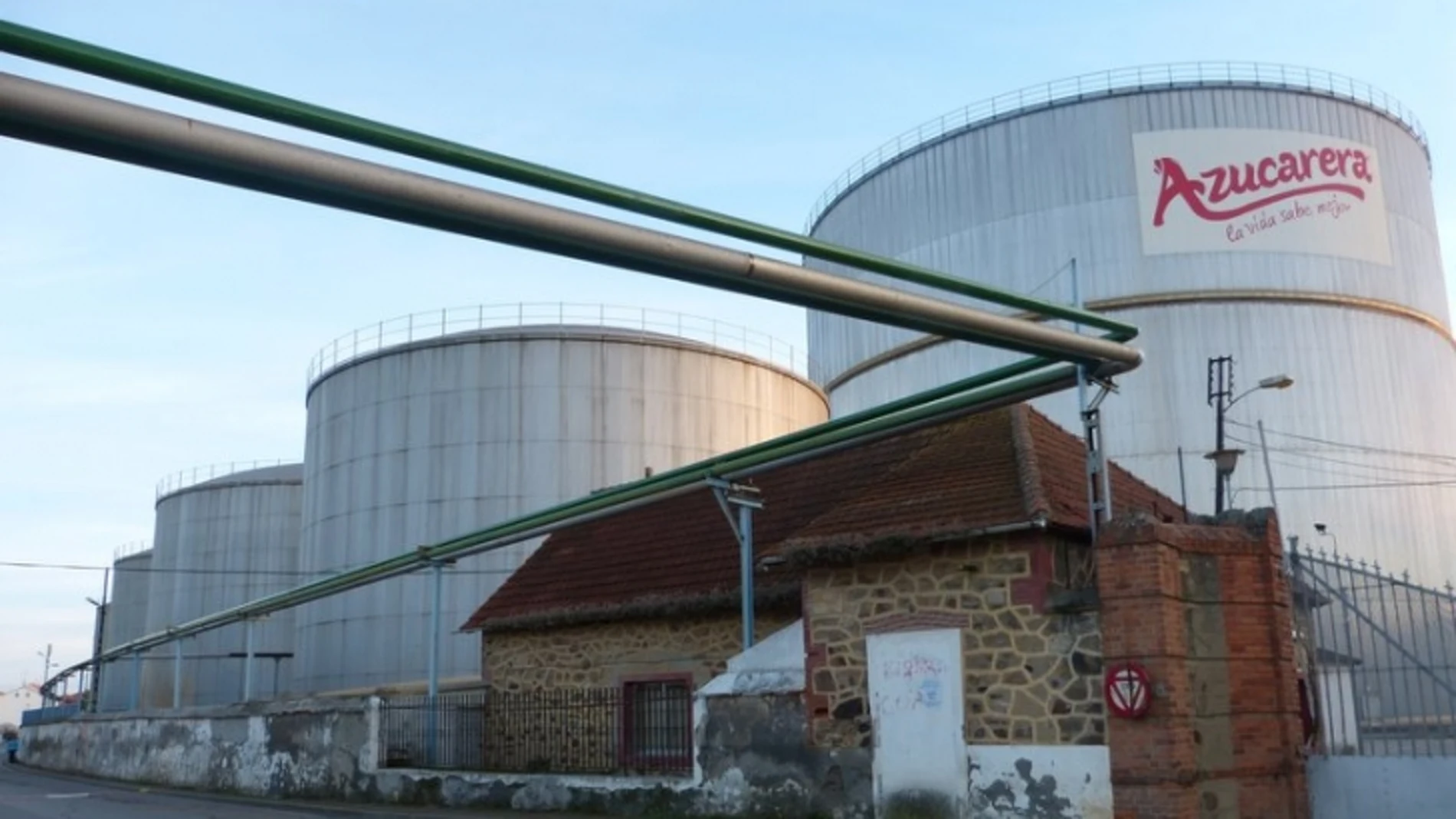 Imagen exterior de la fábrica azucarera de La Bañeza, actualmente cerrada a la recogida de remolacha por las condiciones climatológicas