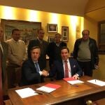 Imagen tras la firma del acuerdo entre Rafael Centeno y José María Garzón