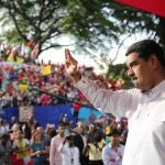 AME3874. CARACAS (VENEZUELA), 12/11/2019.- Fotografía cedida por prensa de Miraflores donde se observa a el Presidente de Venezuela, Nicolás Maduro, en un acto de gobierno el 12 de noviembre de 2019, en Caracas (Venezuela). Maduro instó al alto mando militar de Bolivia a restituir en el poder a Evo Morales, quien renunció a la Presidencia del país andino el pasado domingo 10 de noviembre por petición de militares y policías. EFE / PRENSA MIRAFLORES / NO VENTAS / SOLO USO EDITORIAL