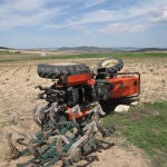 Imagen de un tractor volcado en el campo
