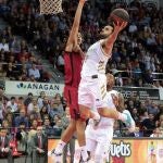 Campazzo intenta anotar en presencia de Carlos Alocén