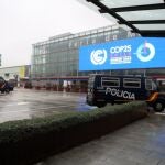 ehículos policiales que forman parte del dispositivo de seguridad son estacionados en una de las entradas a la Cumbre del Clima que arranca este lunes en Madrid, un evento "muy complejo" en el que participan más de 5.000 efectivos con el objetivo de que la cita se celebre sin incidentes.