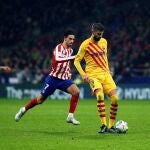 Joao Félix y Piqué, en un momento del partido