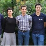 El investigador español Oriol Mitjà junto a su equipo.