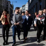 La portavoz de ERC en el Senado, Mireia Cortés; el portavoz de ERC en el Congreso, Gabriel Rufián, el coordinador nacional de ERC y vicepresidente del Govern, Pere Aragonés, entre otros, hoy a su llegada al Congreso. Foto: Gonzalo Pérez.