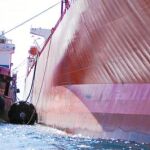 El repostaje en la bahía de Algeciras a través de tres gasolineras flotantes causa vertidos diarios