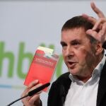 GRAFCAV791. SAN SEBASTIÁN (GIPUZKOA), 02/12/2019.- El coordinador general de EH Bidu, Arnaldo Otegi, muestra un ejemplar del Plan Ibarretxe en una comparecencia celebrada este lunes en San Sebastián en el receso de la reunión en la que la Mesa Política de su coalición analizará la actualidad relacionada con el denominado "nuevo estatus político" vasco . EFE/Juan Herrero.