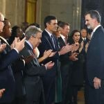 El presidente del Gobierno en funciones, Pedro Sánchez, aplaude junto al secretario general de las Naciones Unidas, el portugués Antonio Guterres, el discurso del rey Felipe VI durante la recepción a los jefes de Estado, de gobierno y de delegaciones asistentes a la conferencia de Naciones Unidas sobre el cambio climático (COP25), este lunes en el Palacio Real de Madrid. EFE/Ballesteros/POOL