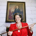 Rita Barberá, muestra el bastón de mando durante la sesión constitutiva del Ayuntamiento en 2007