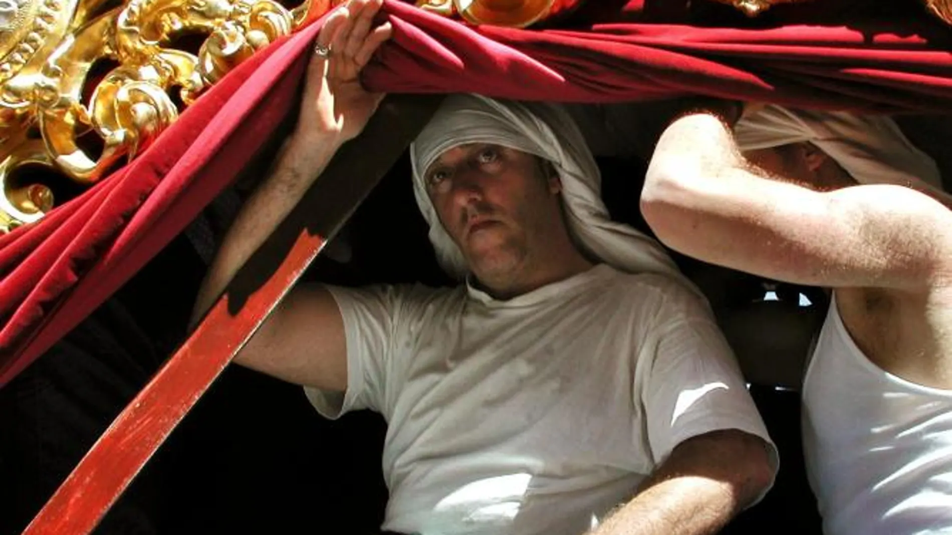 Costalero bajo el paso durante los ensayos