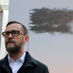 John Gerrard durante la presentación de "Western Flag" en el patio del Thyssen
