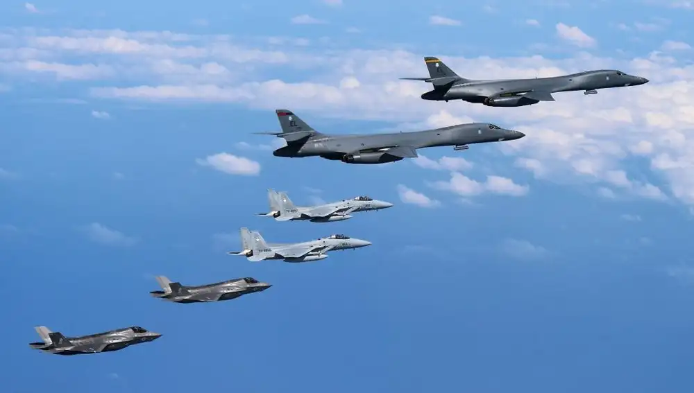 Aviones de combate F-35 del Cuerpo de Marines estadounidenses "Lightning II"con destino al aeródromo estadounidense Iwakuni (Japón), vuelan junto a dos bombarderos estadounidenses B-1B