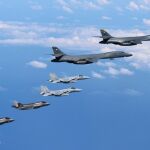 Aviones de combate F-35 del Cuerpo de Marines estadounidenses "Lightning II"con destino al aer&oacute;dromo estadounidense Iwakuni (Jap&oacute;n), vuelan junto a dos bombarderos estadounidenses B-1B