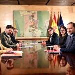 La portavoz del grupo socialista, Adriana Lastra (2d); el secretario de Organización del PSOE, José Luis Ábalos (d) el secretario de organización del PSC, Salvador Illa (3d), el portavoz de ERC en el Congreso, Gabriel Rufián; la secretaria general adjunta de ERC, Marta Vilalta (i), y el presidente del Consell Nacional de los republicanos, Josep Maria Jové (3i)