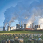 Varias columnas de humo se desprenden de la planta de Neurath en Bergheim (Alemania)