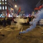 Cientos de trabajadores de la Empresa Municipal de Transportes se manifestaron ayer para exigir al Ayuntamiento que se siente a negociar un calendario de contrataciones