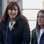 Las diputadas de JxCat en el Congreso, Laura Borrás (i) y Míriam Nogueras (D) ofrecen una rueda de prensa en las inmediaciones de la Cámara Alta tras la sesión de constitución de las Cortes para la XIV Legislatura, en Madrid (España), a 3 de diciembre de 2019.03 diciembre 2019Ricardo Rubio / Europa Press03/12/2019