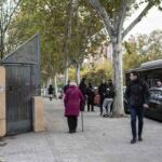Efectivos de la Policía Nacional, en la entrada del centro de menores extranjeros no acompañados de Hortaleza
