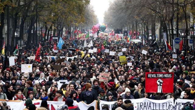 Manifestantes sujetan una pancarta en la que se puede leer "revoltons-nous",(lit. vamos a rebelarnos), durante una protesta contra la reforma de las pensiones