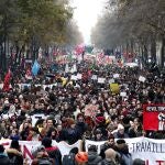 Manifestantes sujetan una pancarta en la que se puede leer "revoltons-nous",(lit. vamos a rebelarnos), durante una protesta contra la reforma de las pensiones