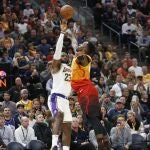 Imagen de Lebron James intentando un tiro de tres ante la oposición de Jeff Green