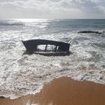 Fotografía facilitada por la Guardia Civil del estado en el que quedó una patera tras chocar contra una roca ayer en la playa de Caños de Meca (Cádiz). EFE
