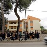 Numerosos periodistas esperan ante el Cuartel de la Guardia Civil en Carcaixent (Valencia), en un crimen reciente