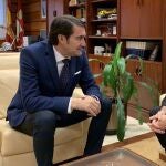 El consejero de Fomento y Medio Ambiente, Juan Carlos Suárez-Quiñones, se reúne con José Alberto Barja, teniente coronel de la UME