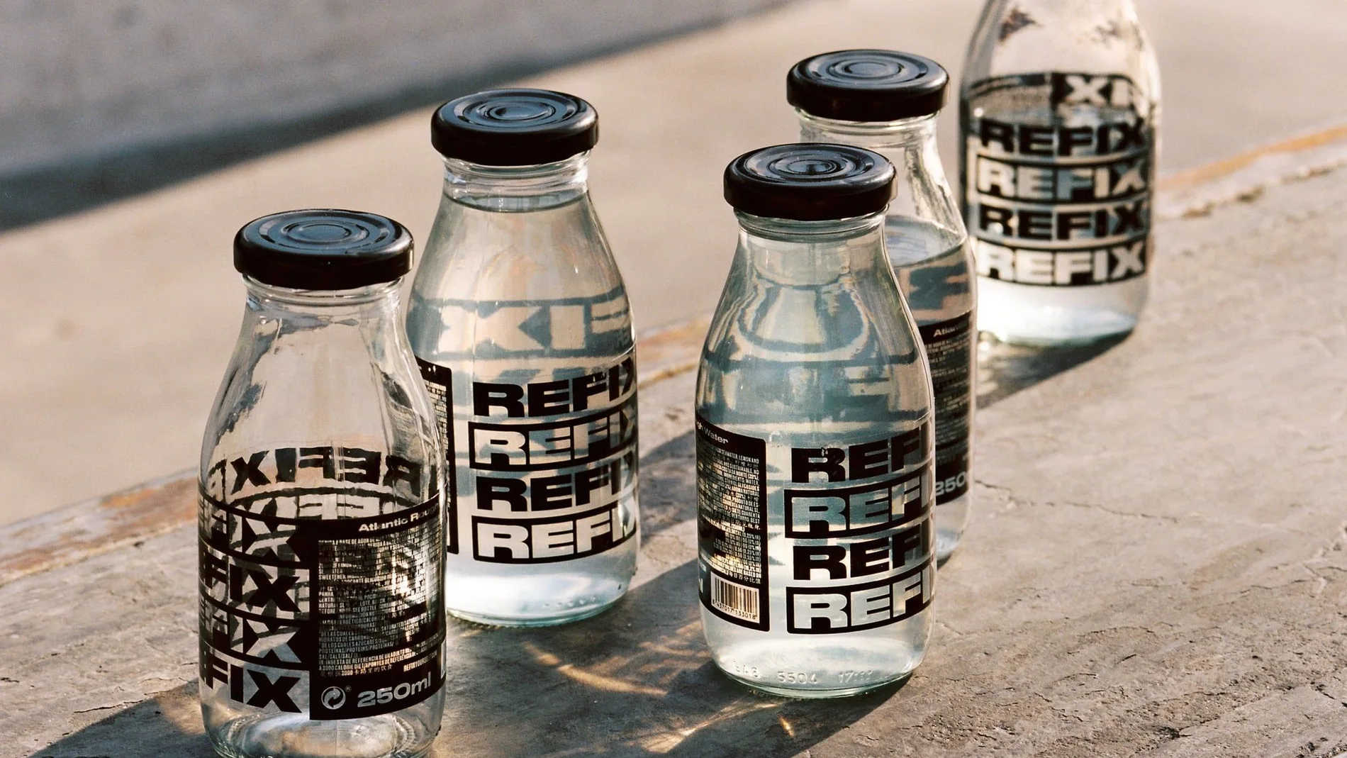 Magnesio, calcio, potasio, zinc, manganeso y sodio en su forma más orgánica y biodiosponible posible, a parte de otros muchos electrolitos que también forman parte del agua de mar