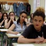 Varias profesoras momentos antes de examinarse