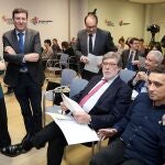 El consejero de Economía y Hacienda, Carlos Fernández Carriedo, con los líderes sindicales, Agustín Temprano (UGT) y Vicente Andrés (CCOO) en un acto al que también asistió el presidente de la patronal Santiago Aparicio