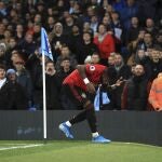 Fred recibe el impacto de un mechero durante el derbi de Manchester en el Etihad