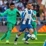 GRAF4979. MADRID, 07/12/2019.- El centrocampista del RCD Espanyol Sergi Darder (d) conduce el balón ante la presión del brasileño Casemiro del Real Madrid, correspondiente a la decimosexta jornada de LaLiga Santander, disputada este sábado en el estadio Santiago Bernabéu de Madrid. EFE/ Rodrigo Jiménez