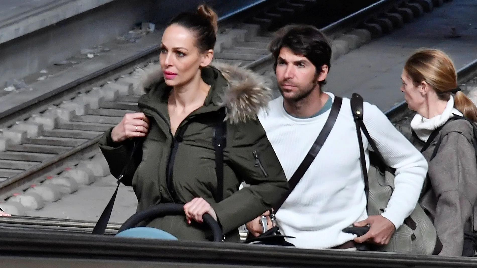 Eva González y Cayetano Rivera a su llegada a la estación de tren de Sevilla tras la polémica Foto: Gtres