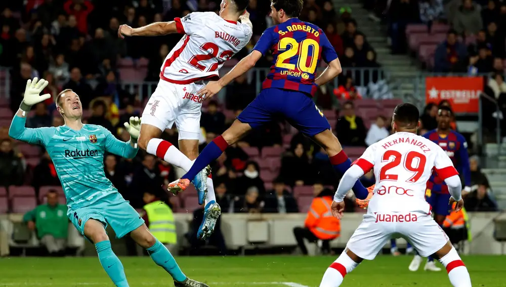 El delantero del RCD Mallorca Ante Budimir (2-i) cabecea un balón para marcar el segundo gol ante el FC Barcelona, durante el partido de Liga en Primera División disputado este sábado en el Camp Nou. EFE/Toni Albir