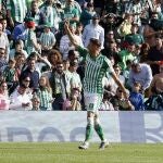 El centrocampista Joaquín Sánchez del Real Betis celebra su segundo gol ante el Athletic de Bilbao, durante el partido de la decimosexta jornada de LaLiga Santander de primera división, que se disputa este domingo en el estadio Benito Villamarín de Sevilla. EFE/José Manuel Vidal
