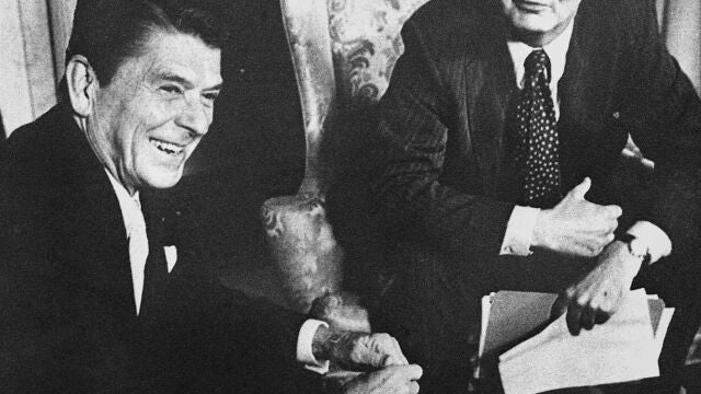 Volcker, en una imagen de archivo junto al presidente Ronald Reagan. ©AP Photo/J. Scott Applewhite