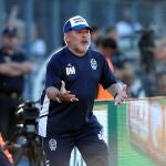 El entrenador de Gimnasia y Esgrima, Diego Armando Maradona